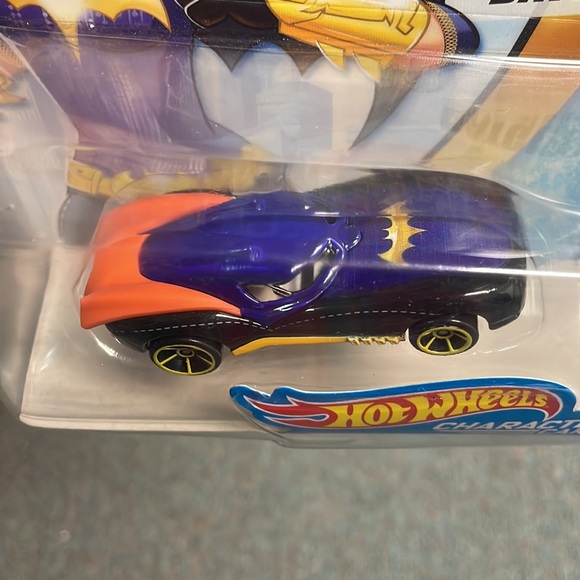 Batgirl - Picture 3 of 3